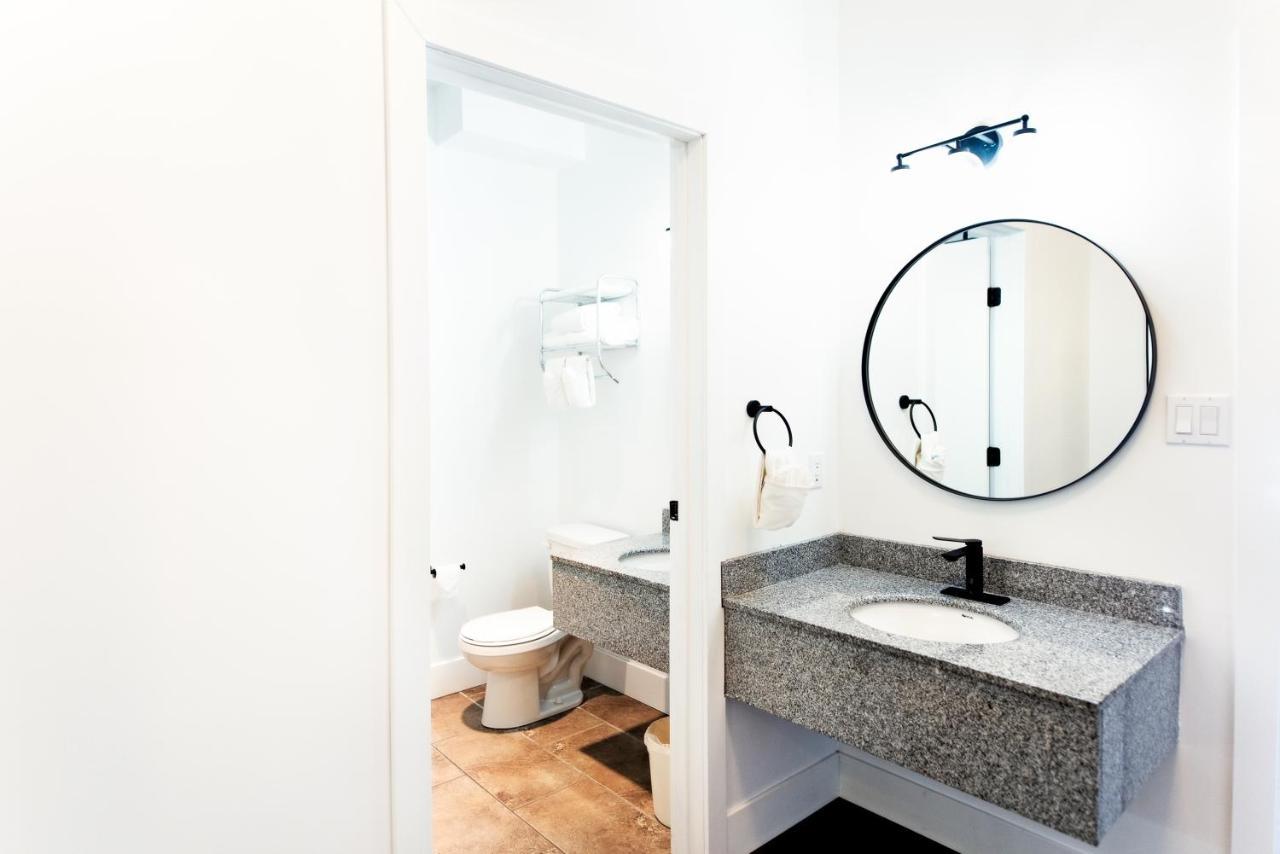 Waterton Glacier Suites Екстер'єр фото