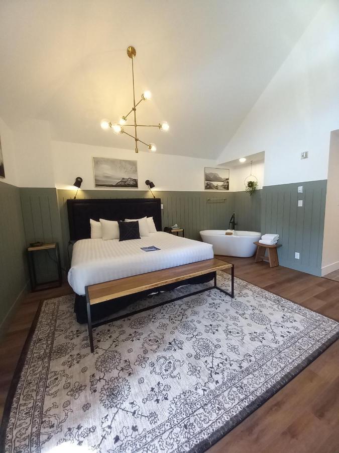 Waterton Glacier Suites Екстер'єр фото