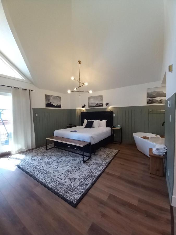 Waterton Glacier Suites Екстер'єр фото