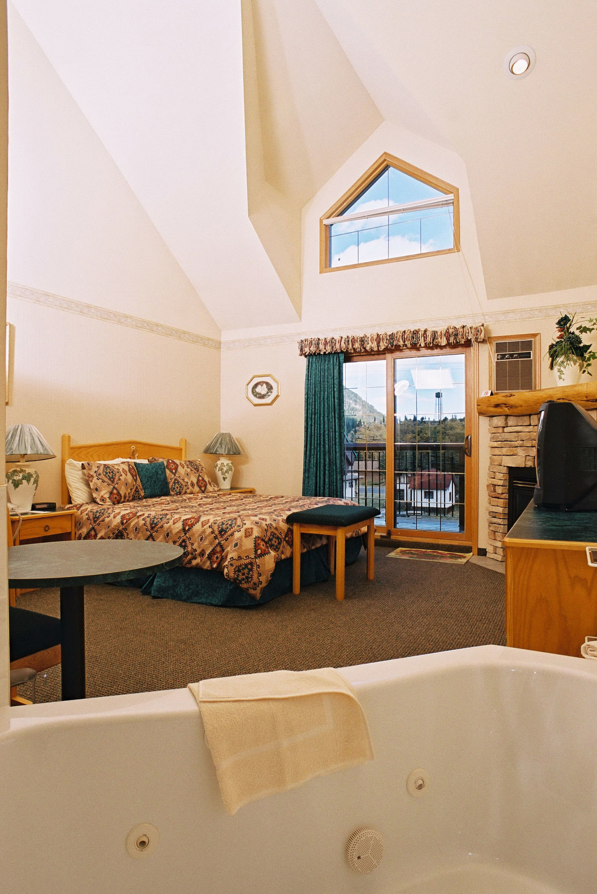 Waterton Glacier Suites Екстер'єр фото