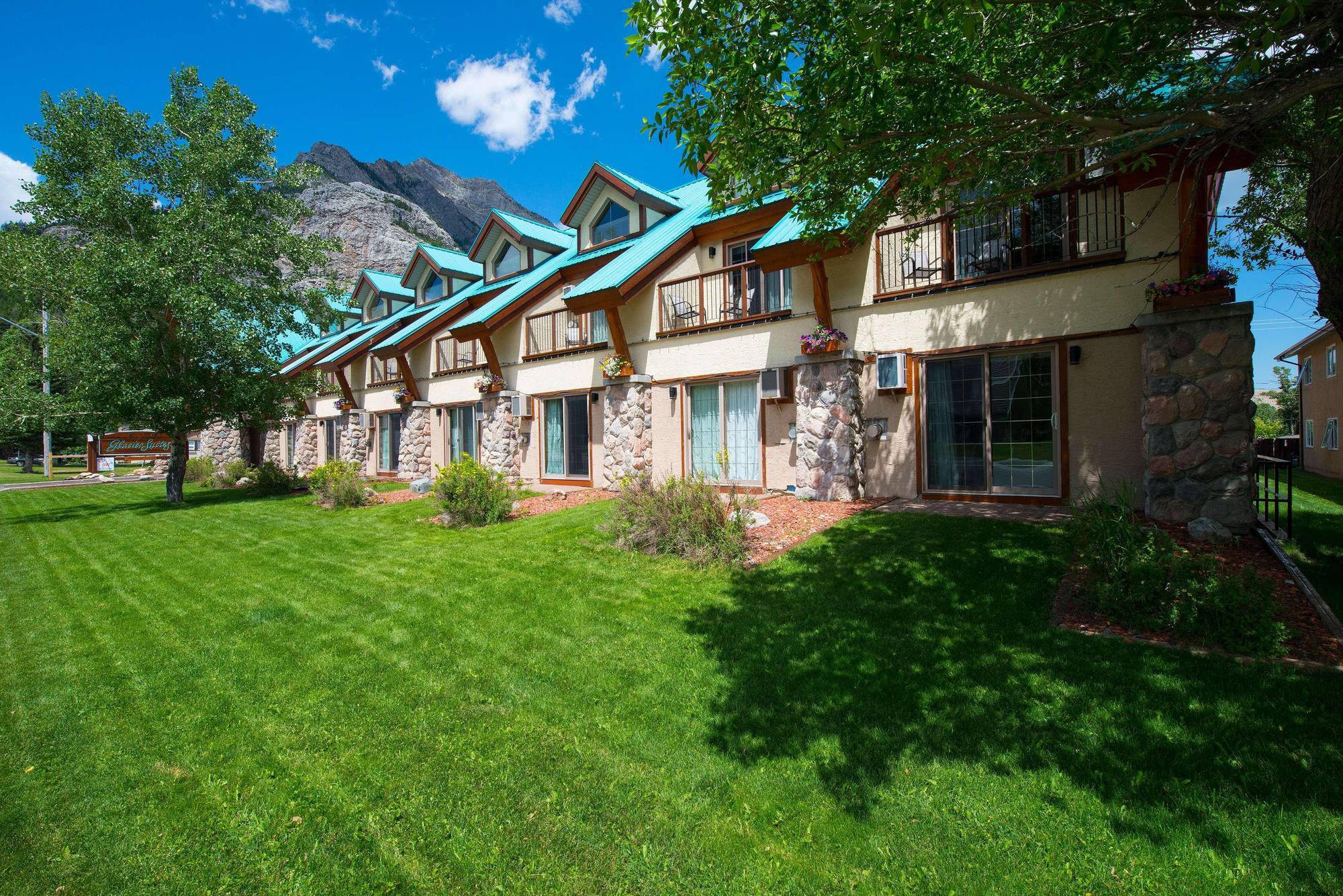 Waterton Glacier Suites Екстер'єр фото