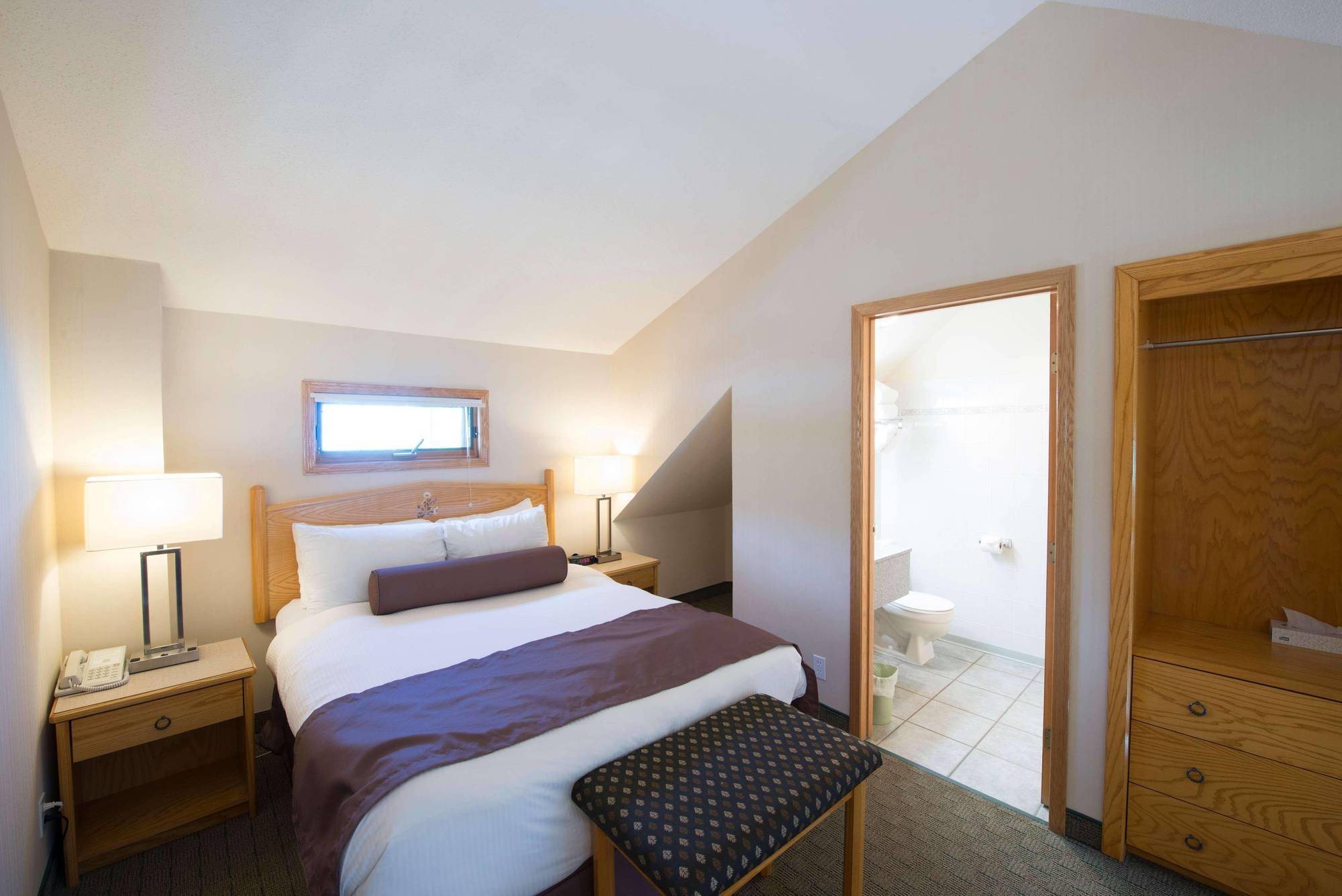 Waterton Glacier Suites Екстер'єр фото
