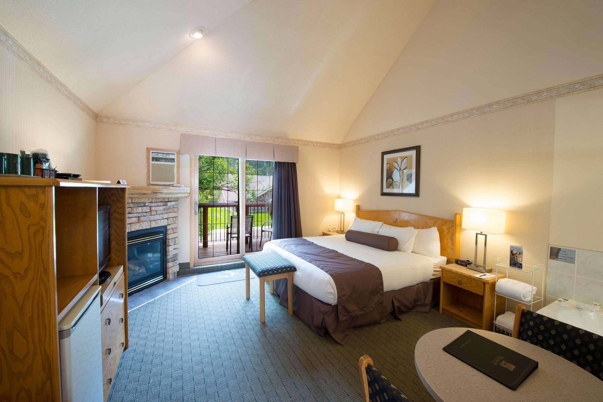 Waterton Glacier Suites Екстер'єр фото