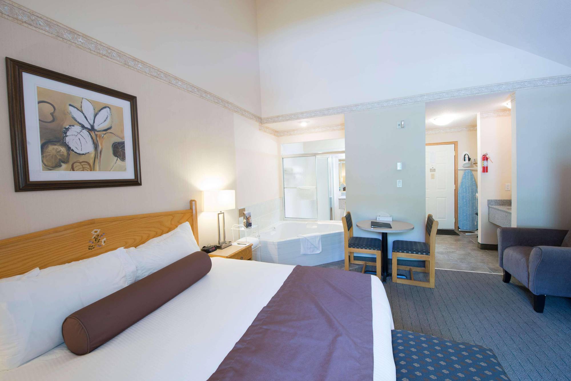 Waterton Glacier Suites Екстер'єр фото