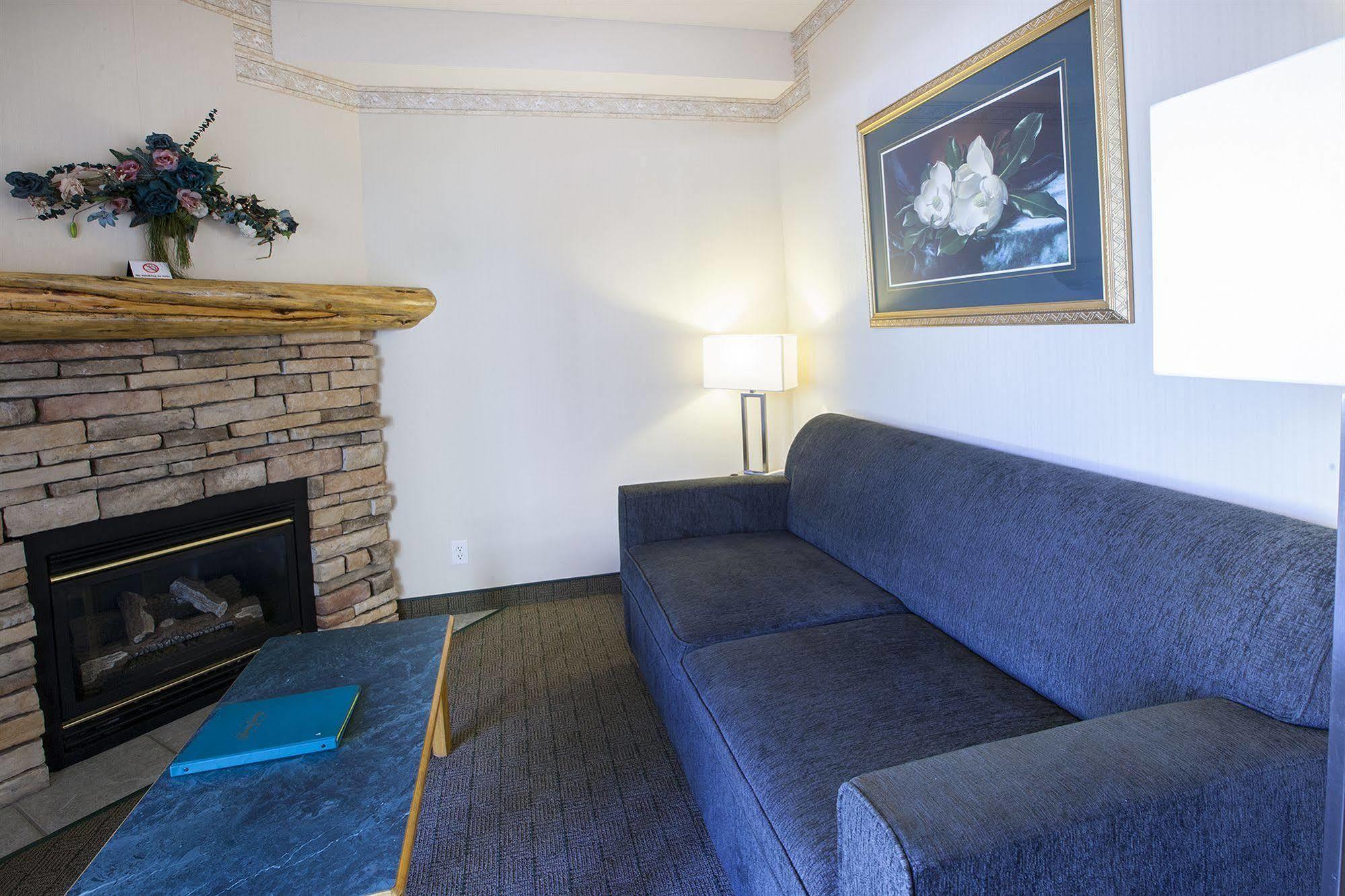 Waterton Glacier Suites Екстер'єр фото