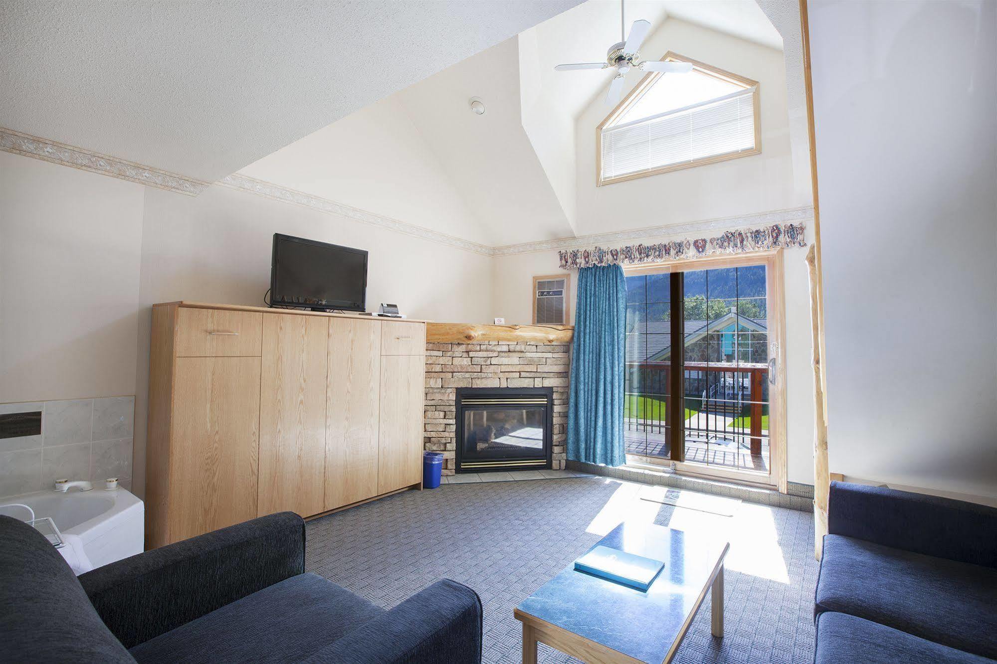 Waterton Glacier Suites Екстер'єр фото