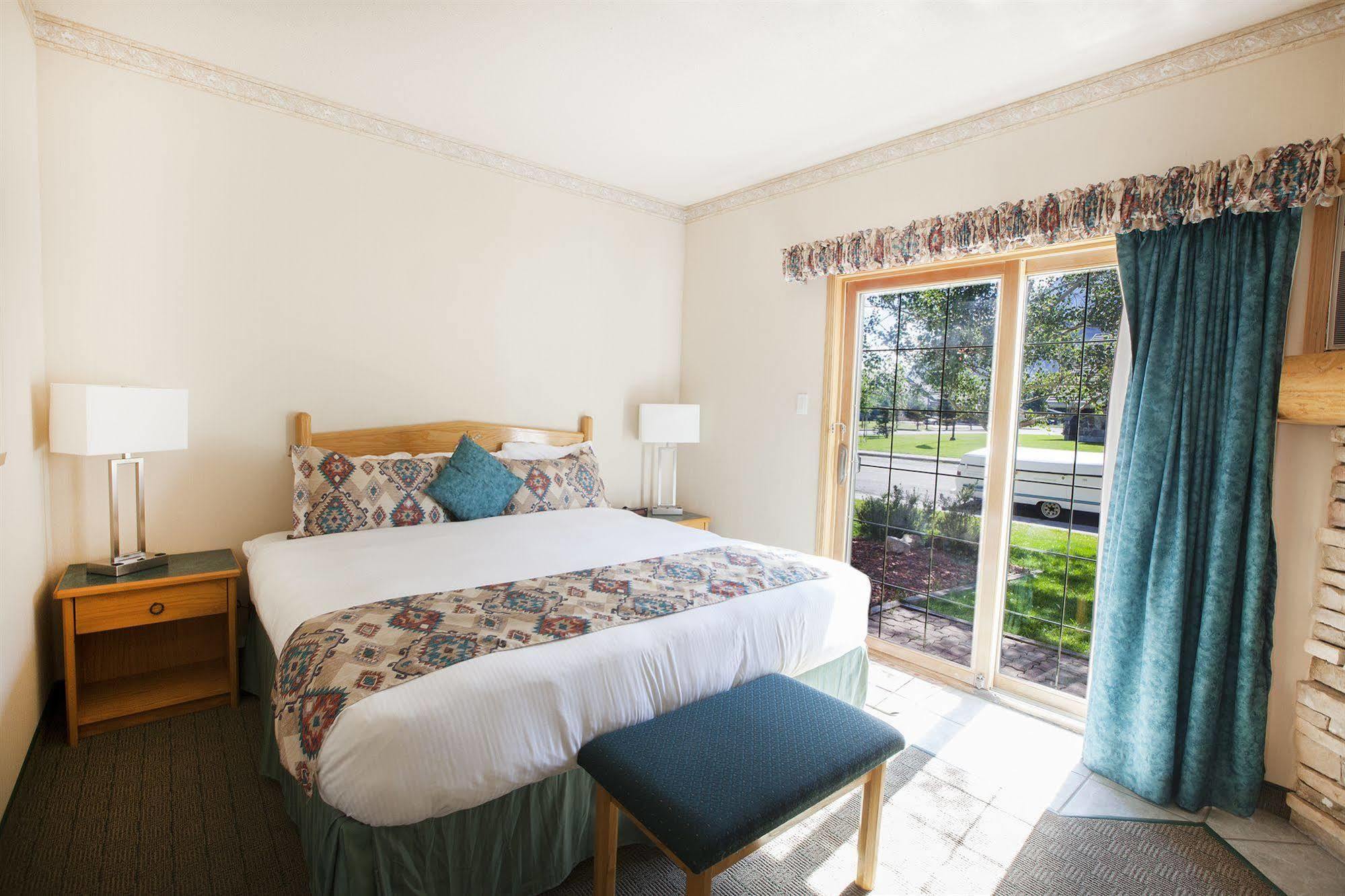 Waterton Glacier Suites Екстер'єр фото