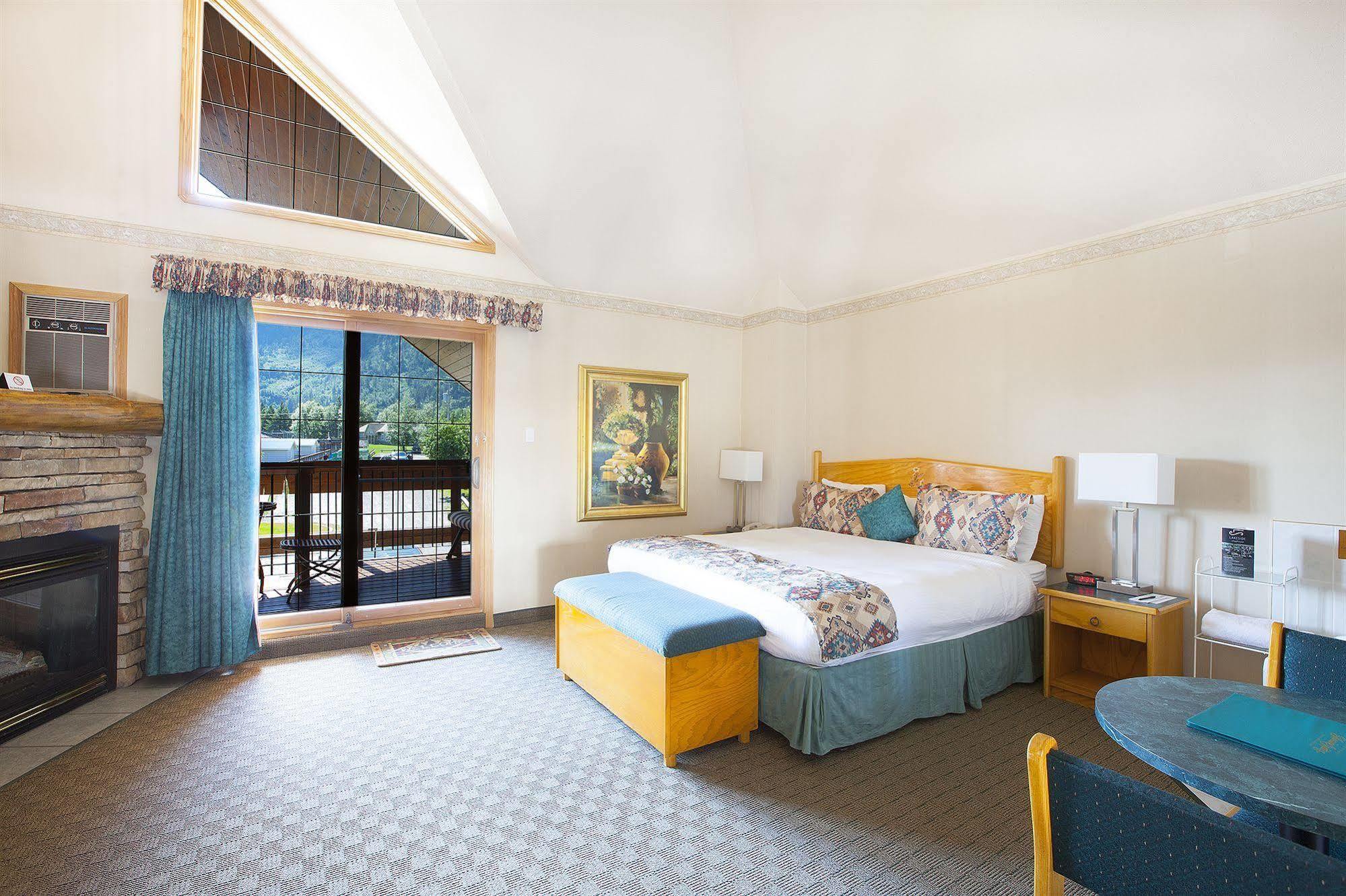 Waterton Glacier Suites Екстер'єр фото